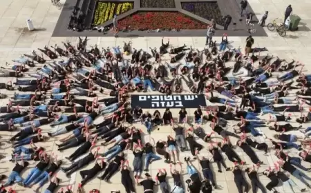 أهالي الأسرى الإسرائيليين يحتجون في تل أبيب لإطلاق أبنائهم