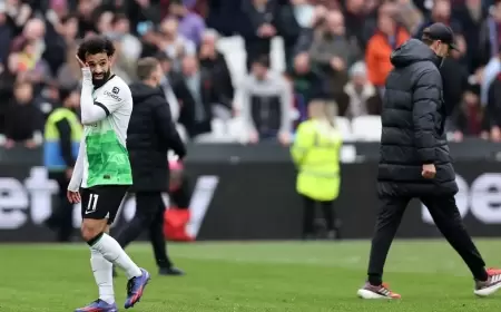 مهاجم ليفربول بعد حادثة كلوب: يجب على صلاح المغادرة فوراً