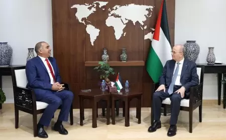 رئيس الوزراء يبحث مع السفير المغربي تعزيز العلاقات الثنائية وانعقاد اللجنة المشتركة