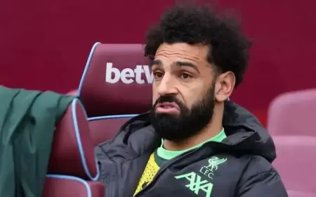 انقسام بين أساطير إنجلترا.. صلاح "ظالم أم مظلوم؟"