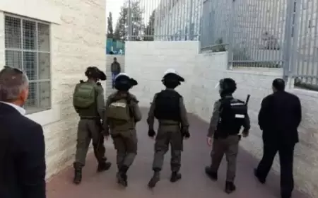الاحتلال يقتحم مدرسة في الخليل القديمة ويعتقل موظفاً