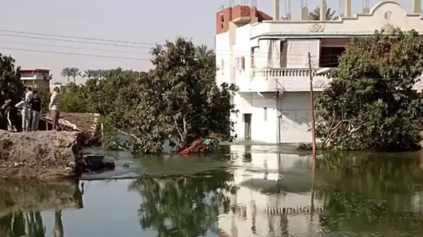 مصر.. انهيار جسر يغرق أراضي ومنازل المواطنين ويقطع المياه عن محافظة السويس