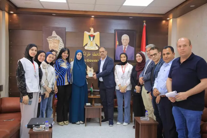 محافظ طولكرم مصطفى طقاطقة يستقبل وفداً من جمعية تأملات شبابية للإبداع " قارب"