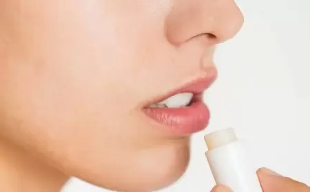 هل من مخاطر لاستعمال البلسم المُرطّب للشفاه يومياً؟