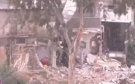 الهلال الأحمر ينتشل أشلاء لشهداء من تحت أنقاض المنزل المستهدف في دير الغصون