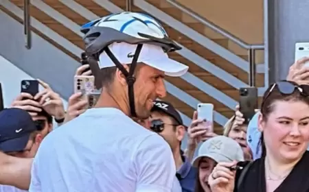 دجوكوفيتش يطمئن جماهيره بعد ارتطام قارورة مياه برأسه