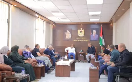 محافظ طولكرم مصطفى طقاطقة يلتقي رؤساء المجالس المحلية بالكفريات ضمن جهود إعادة تأهيل شارع الكفريات