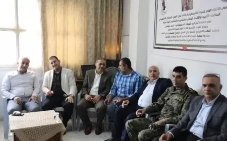 محافظ طولكرم مصطفى طقاطقة وقائد المنطقة العقيد أحمد الباز ومدراء الأجهزة الأمنية، خلال تقديم واجب العزاء باستشهاد عضو المكتب السياسي للجبهة الديمقراطية طلال ابو ظريفة