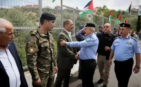 بمشاركة قائد المنطقة ومدراء الأجهزة الأمنية وممثلي المؤسسات والفعاليات  محافظ طولكرم مصطفى طقاطقة ومدير عام الشرطة اللواء يوسف الحلو يفتتحان مركز شرطة دير الغصون