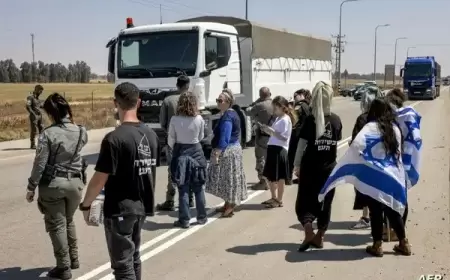 بوريل يطالب بمحاسبة مستوطنين يهاجمون قوافل مساعدات لغزة