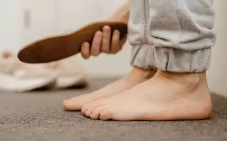 الأقدام المسطحة.. تشوّه لا علاج له إلا بالجراحة والكعب العالي يفاقم الحالة