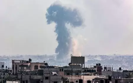 10 شهداء بينهم طفل خرج من رحم والدته في قصف تجمع لنازحين وسط القطاع