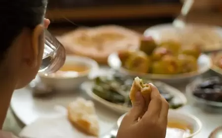 خبيرة تغذية تنصح بتجنب شرب الماء مباشرة بعد الوجبات