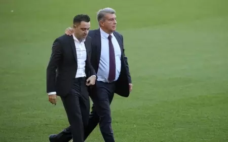 لابورتا: تشافي طلب البقاء في برشلونة.. وغيّر كلامه