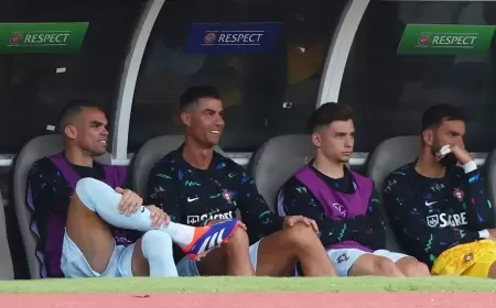 رونالدو يشاهد هزيمة البرتغال من مقاعد البدلاء