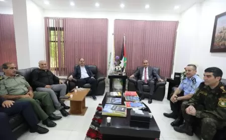 محافظ طولكرم مصطفى طقاطقة ورئيس جامعة خضوري وقائد المنطقة  و مدراء الأجهزة الأمنية يسلمون شهادات التقدير للمشاركين بدورة مراسيم  السلوك الرسمي بالعمل وادابه