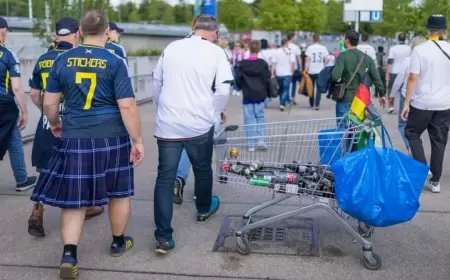 المتقاعدون الألمان يكسبون قوت يومهم من جمع "قمامة" المشجعين