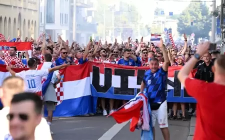 "حسرة" التعادل.. الكروات يهاجمون جماهير إيطاليا