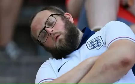 المشجع "النائم" وسط المدرجات: إنجلترا أصابتني بـ"الملل"