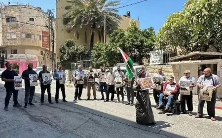 وقفة مساندة للمعتقلين أمام مكتب الصليب الأحمر بطولكرم