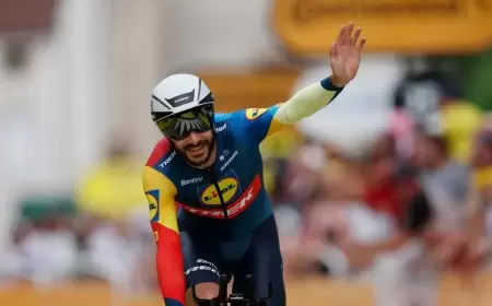 طواف فرنسا.. تغريم دراج لتقبيله زوجته