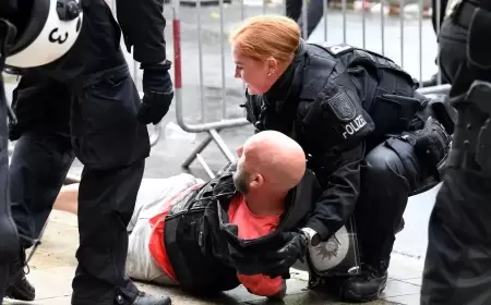 شجار بين الإنجليز والهولنديين قبل مباراة نصف النهائي