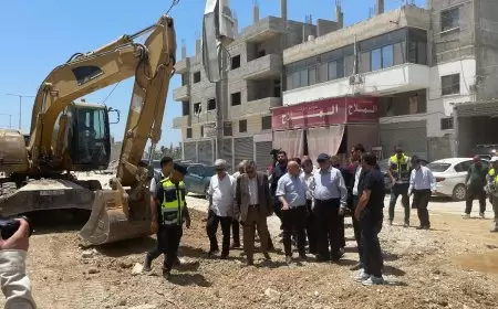 محافظ طولكرم والوزيران حجاوي وبسيسو يطلعون على حجم الأضرار في مخيم نور شمس