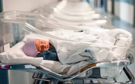 مصري أنكر طفلته وطلق أمها: "اللي يدفع حساب المستشفى يشتري الكفن"