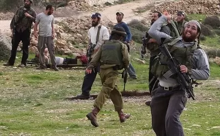 مستعمرون يعتدون على مواطن في المغير ويطردونه وعائلته من مسكنهم