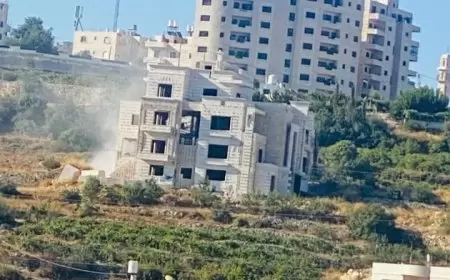 الاحتلال يهدم منزلا من ثلاثة طوابق وغرفة زراعية في الخليل