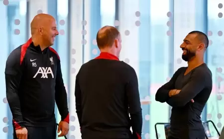 محادثات خاصة.. لاعب ليفربول يكشف رأي صلاح بشأن سلوت