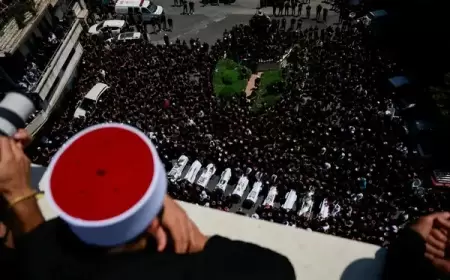 الجولان المحتل: عشرات الآلاف يشاركون في تشييع ضحايا سقوط القذيفة في مجدل شمس