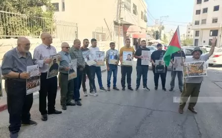 وقفة نصرة للمعتقلين أمام مكتب الصليب الأحمر بطولكرم 