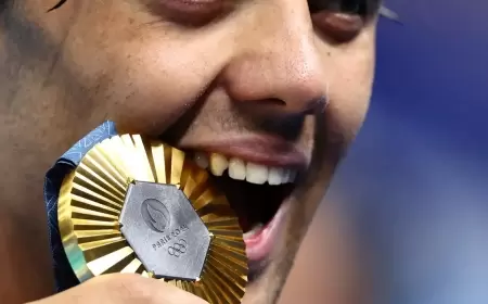 فضائح أولمبياد باريس.. السباح "الوسيم" مشرد في الحديقة