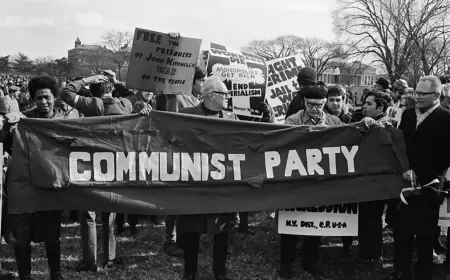 قصة الحزب الشيوعي الأميركي.. وُلد ليموت