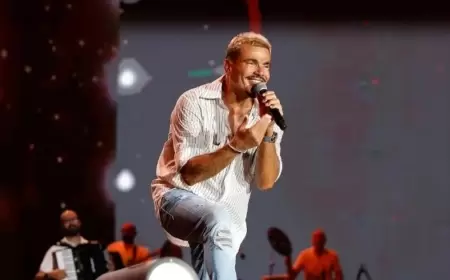 بشعر أصفر وشارب أسود.. عمرو دياب يشعل مهرجان العلمين
