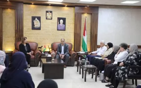 محافظ طولكرم مصطفى طقاطقة ووزيرة شؤون المرأة منى الخليلي يناقشان مجموعة من القضايا و يجتمعان مع القطاع النسوي