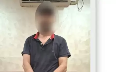 الشرطة الفلسطينية: القبض على لص يحمل عكازة ويسرق المنازل في رام الله