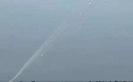 إصابة جنديين بانفجار مسيرة وعشرات الصواريخ بالجليل