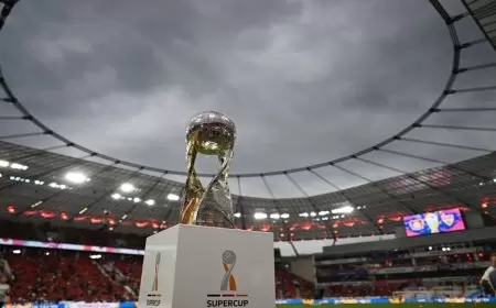 باير ليفركوزن يفوز بثلاثية تاريخية