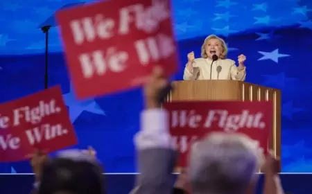 "المستقبل هنا".. هيلاري كلينتون "تسلم الشعلة" إلى كامالا هاريس