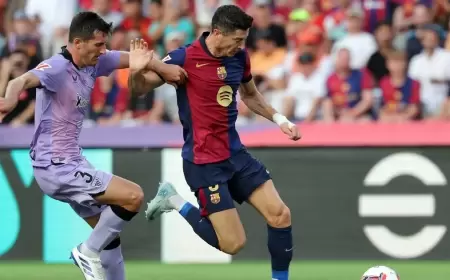 ليفاندوفسكي يمنح برشلونة نقاط بلباو