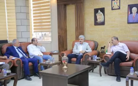 طقاطقة يعقد إجتماعاً مع مقرر اللجنة الخاصة بمتابعة الاضرار الناتجة عن اجتياحات الإحتلال  ضمن جهود إعادة تأهيل البنية التحتية في مخيمي نور شمس و طولكرم