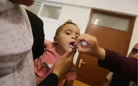 مدير برنامج الصحة في "الأونروا" لـ"القدس": وفّرنا مليوناً ومئتي ألف جرعة.. أطفال غزة يتلقون اللقاح تحت النار