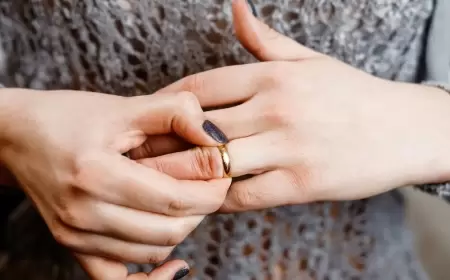 تأكل "الطين".. زوجة تخلع زوجها لأغرب سبب في مصر