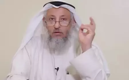 داعية كويتي يحرّم ارتداء الرجال للأحمر.. "لبس النساء والكفار!"