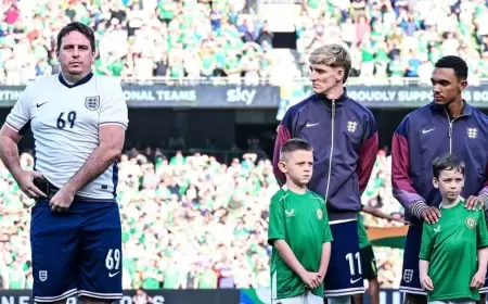 من العملاق الذي ظهر بجوار لاعبي إنجلترا؟