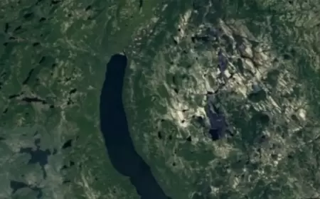 رصدها رجل على غوغل إيرث.. حفرة في كندا تحير العلماء!