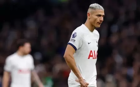 عامل ريتشارليسون يفضحه: عاملني مثل "الكلب"