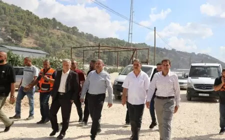 بمشاركة  ممثلي المؤسسات الشريكة  والجهات ذات العلاقة  محافظ طولكرم مصطفى طقاطقة يتابع اعمال إعادة تأهيل الشارع الرئيسي  أمام مخيم نور شمس